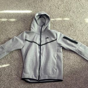 Men’s gray nike tech small